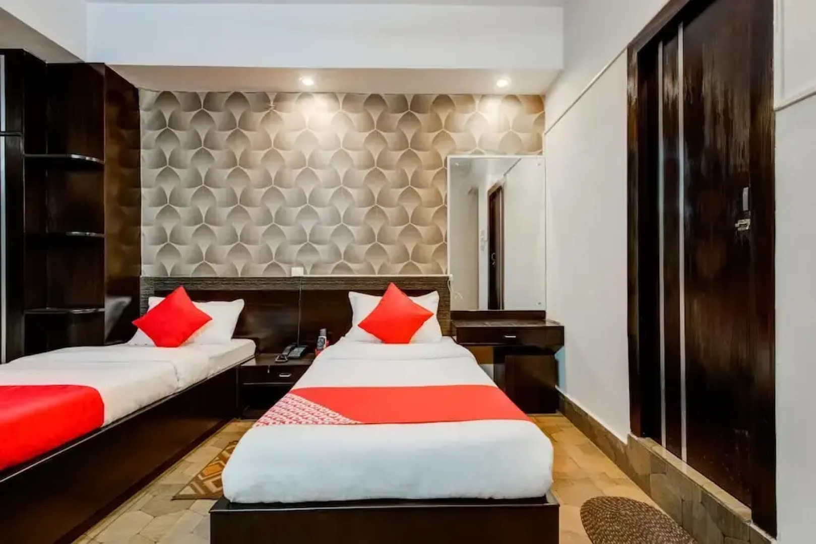 OYO Flagship 14008 Hotel The Avenue