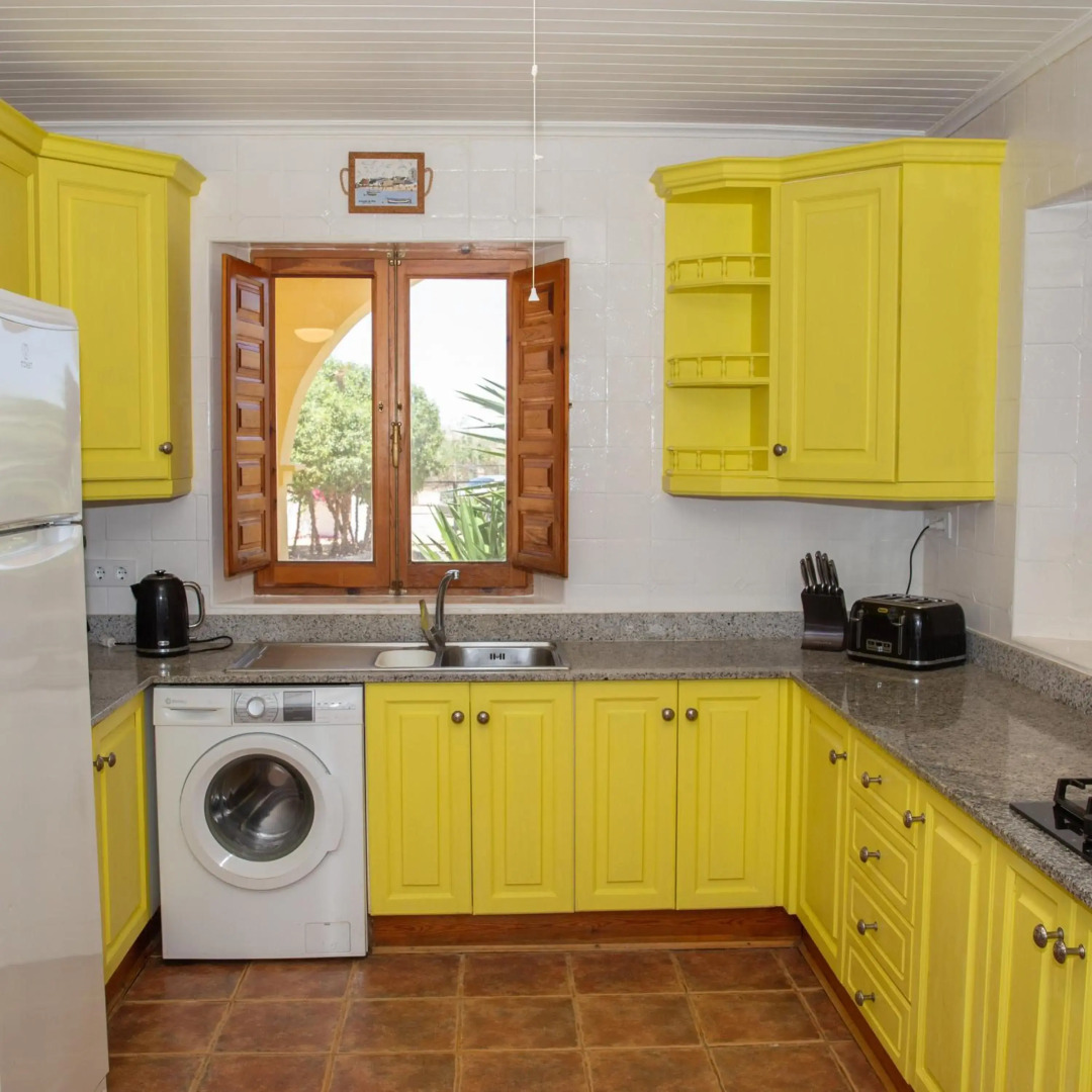 Casa Mari - fabulous semi-detached villa with swimming pool, tennis court and huge gardens