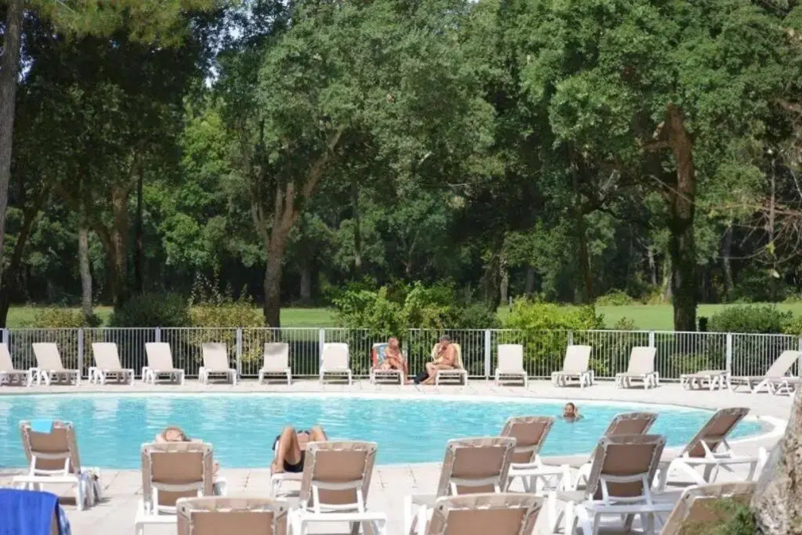 Maison au milieu des pins entre golf et océan