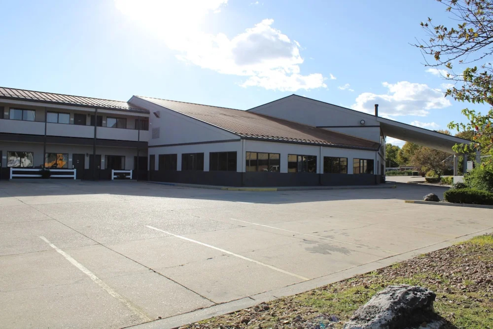 Greenlight Inn & Suites