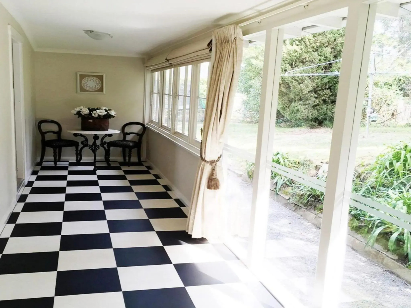 Robin Hill Manor - rambling retreat & tennis court