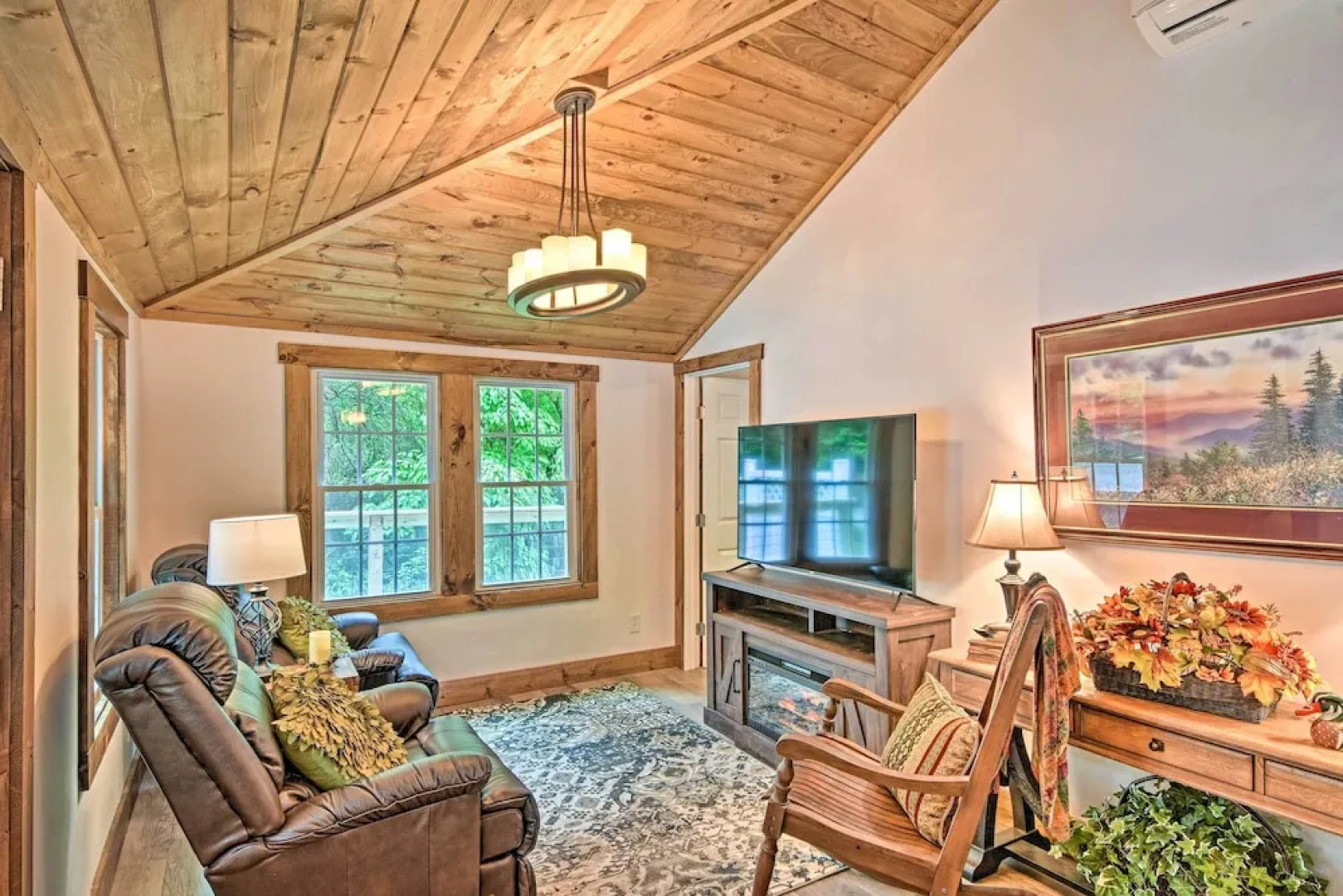 Renovated Highlands Cottage 3 Miles to Downtown!