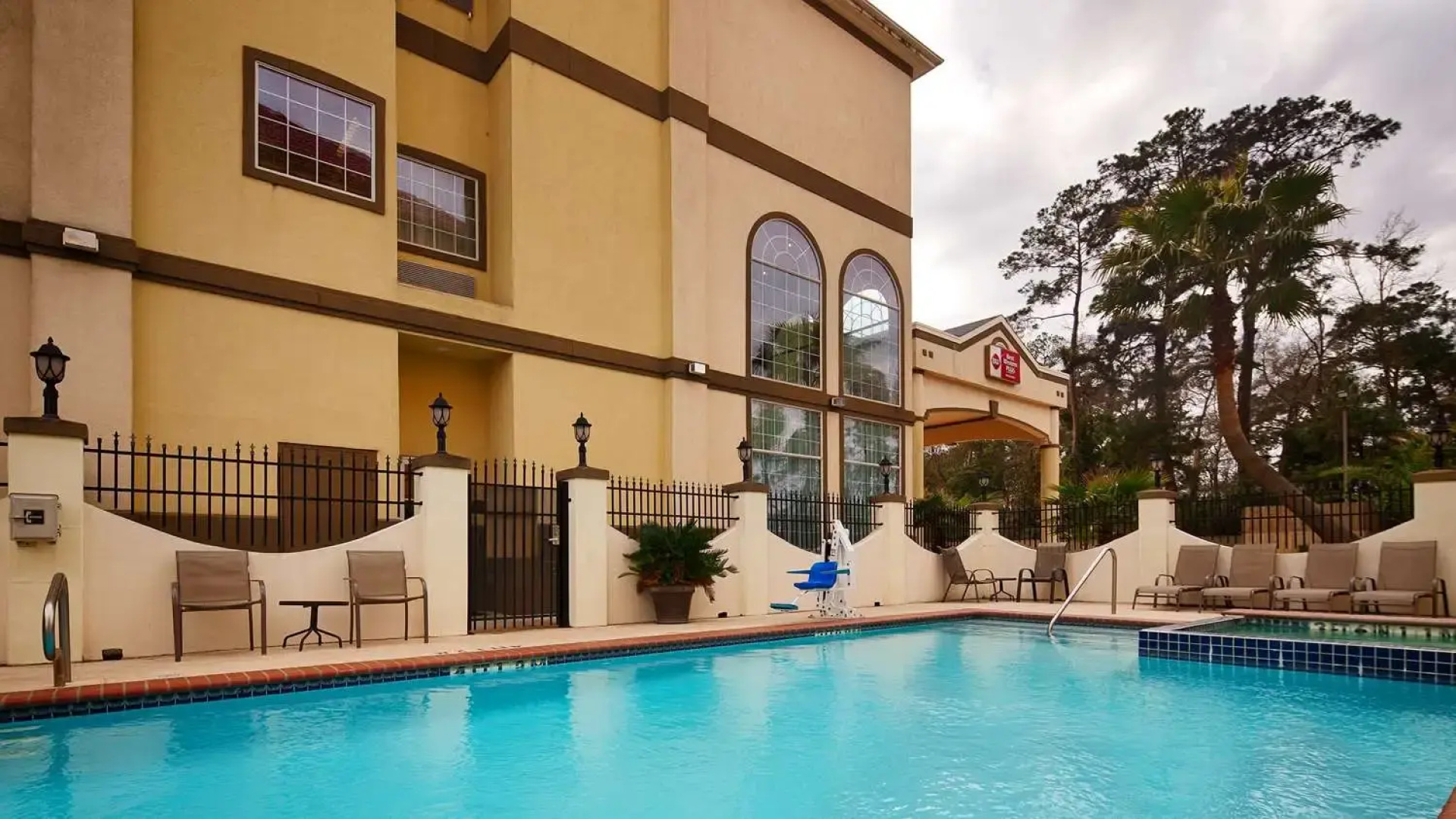 Best Western Plus New Caney Inn Suites