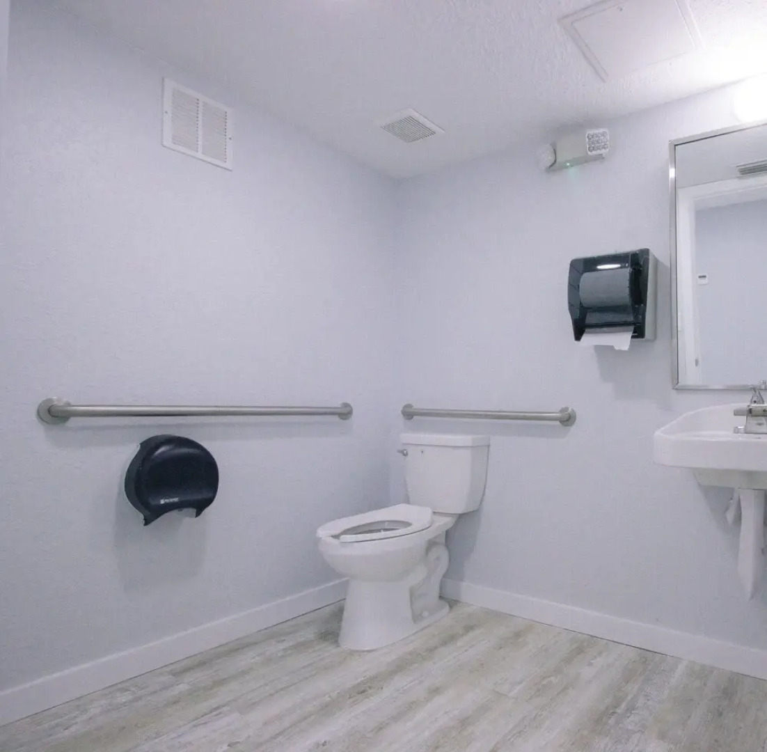 Vistalmar Queen Superior ADA - One Bedroom Apartment