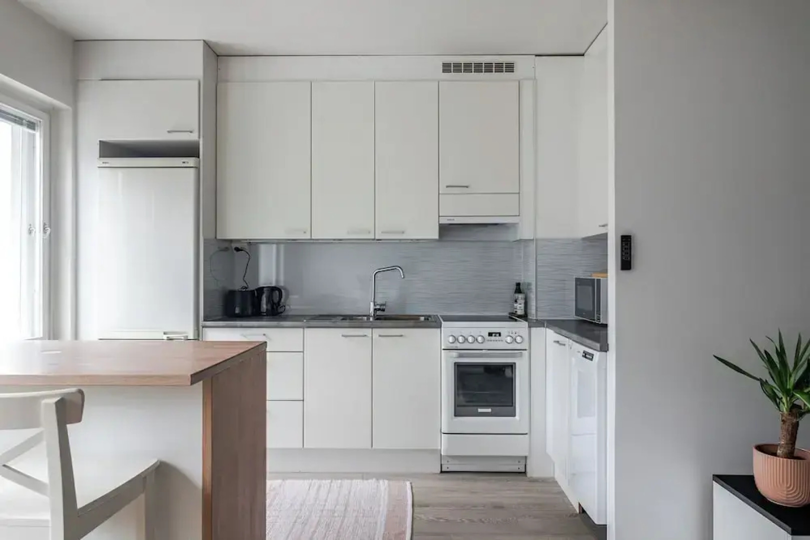 2BR Apt near Center with Free Parking