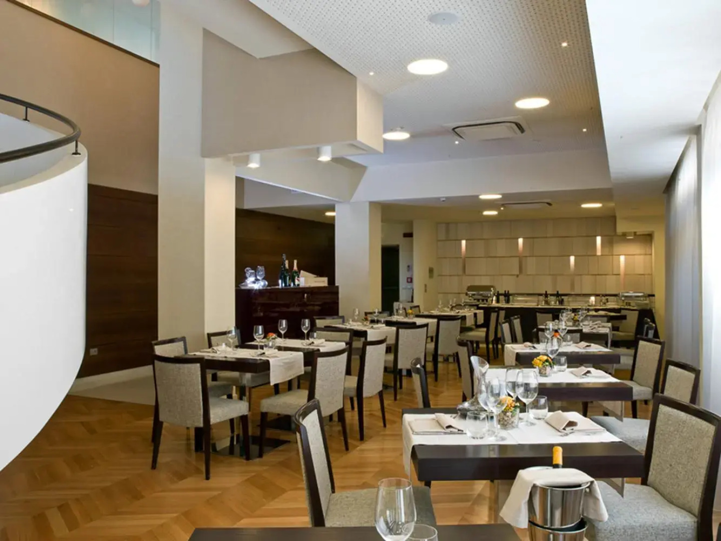 Breaking Business Hotel