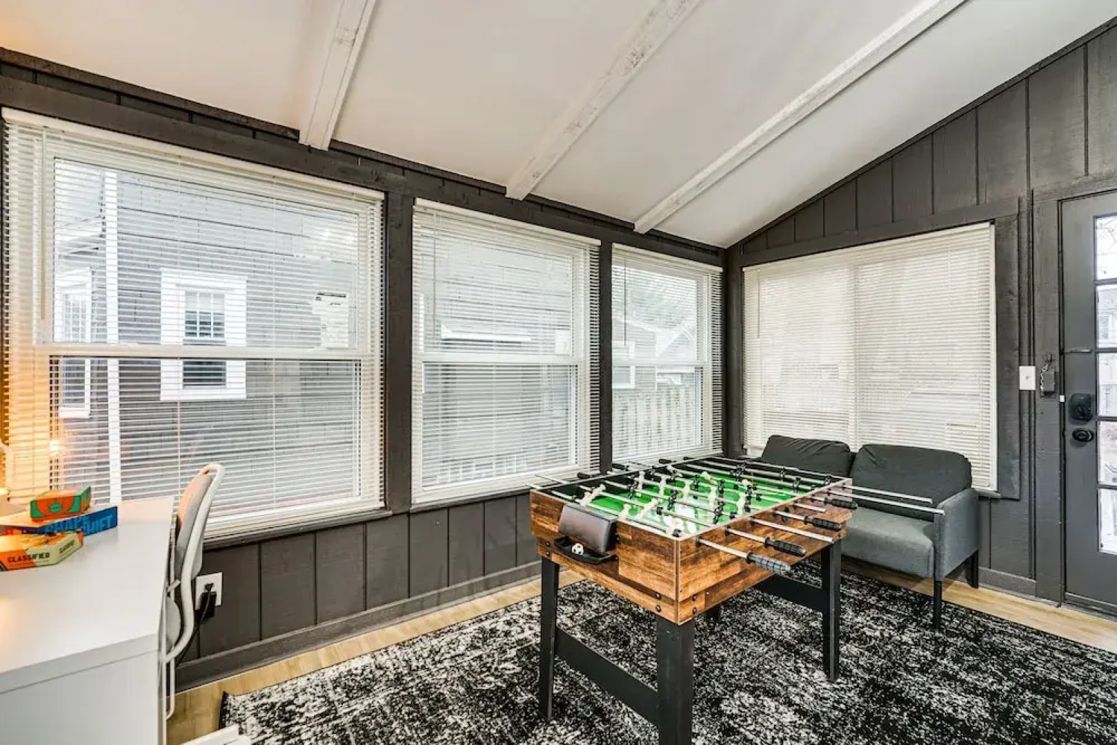 Dog-friendly Pleasant Ridge Home: 13 Mi to Detroit