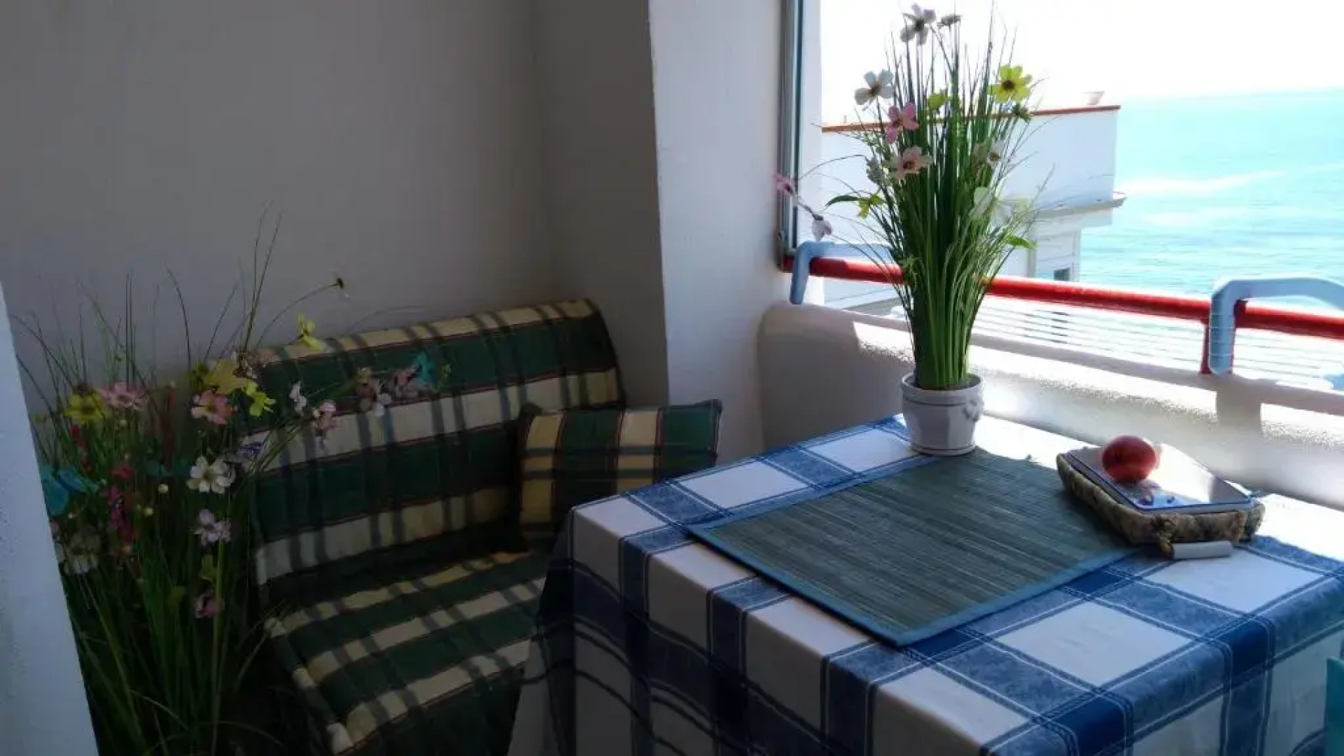 Fantastic studio, 2 min from the beach, sea view !