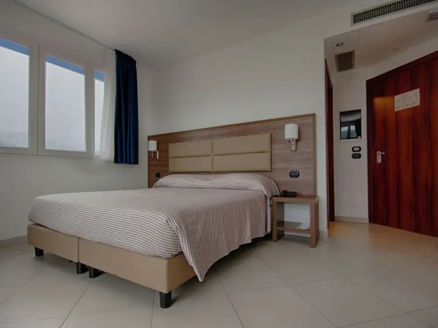 Well-kept Apartment With air Conditioning 1 km. From the sea