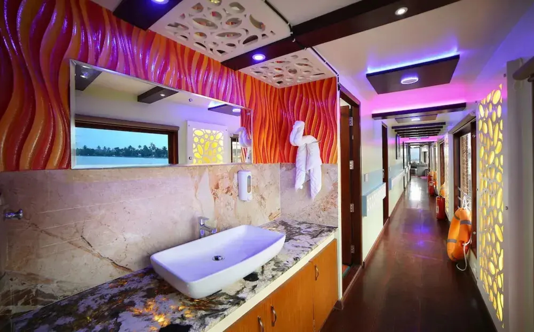 Best Kerala Houseboat
