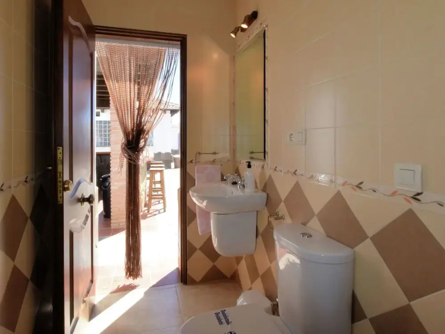 Spacious Villa in Sayalonga with Jacuzzi