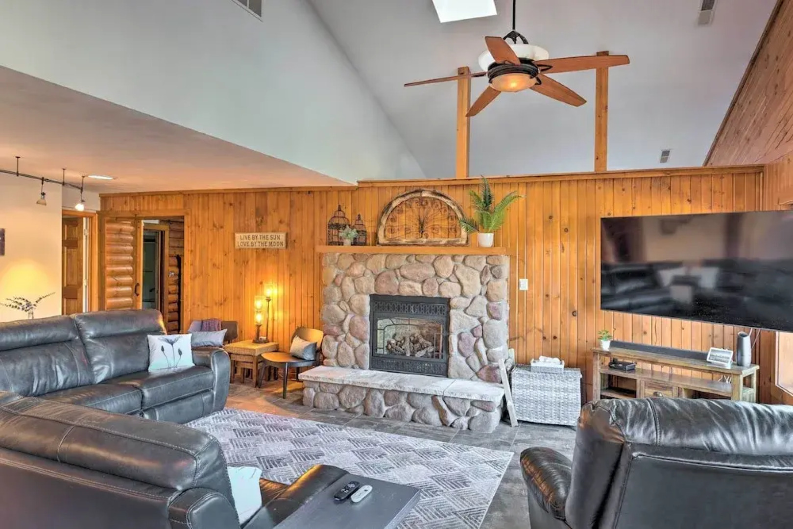 Boat Dock & Backyard: 'rock River Retreat'