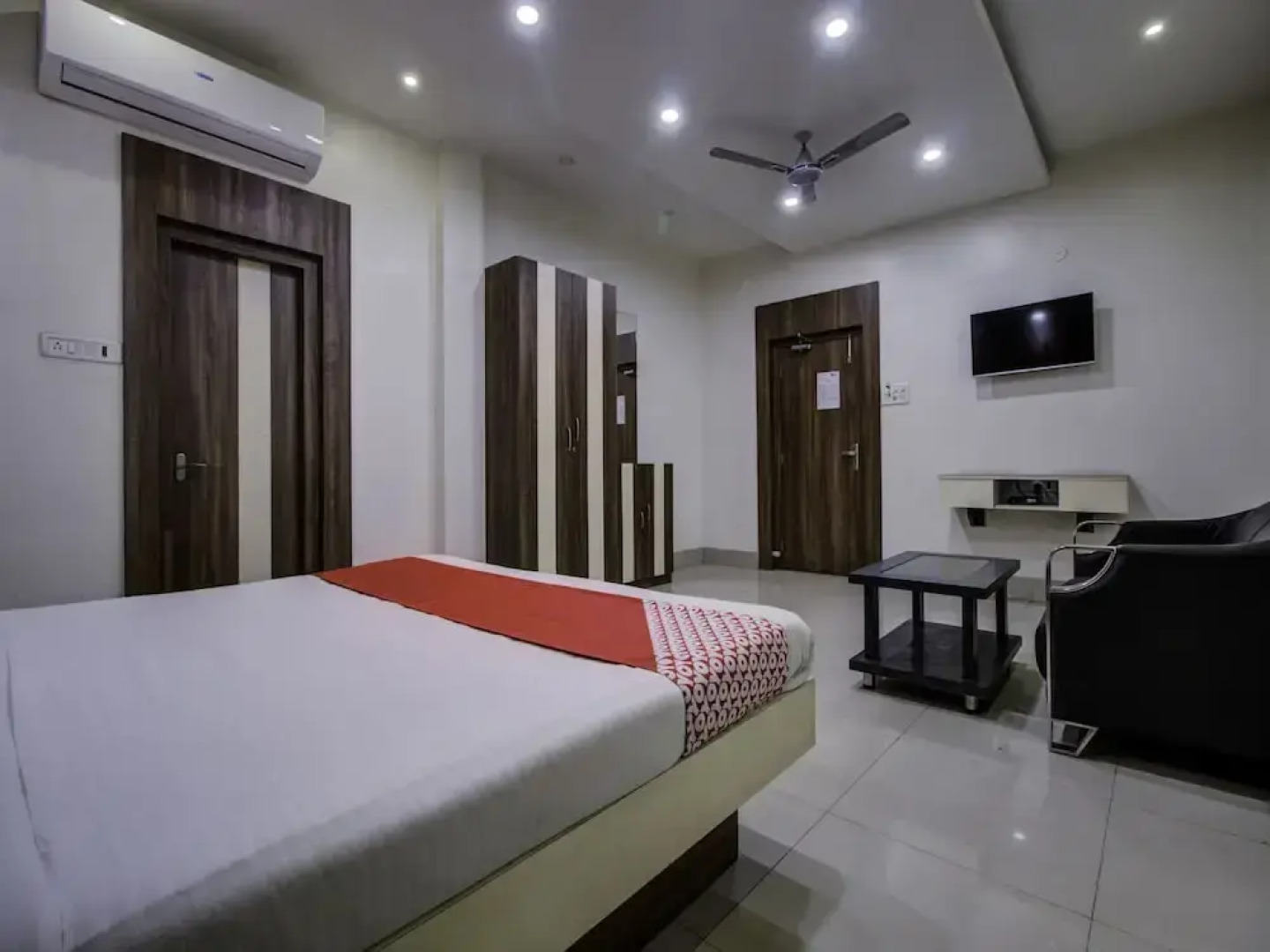 OYO 22530 Savoy Hotel