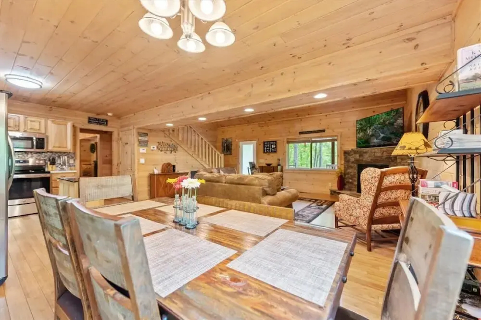 Firefly-pristine Mountain Cabin With hot tub Screened Porch Fire pit Wifi
