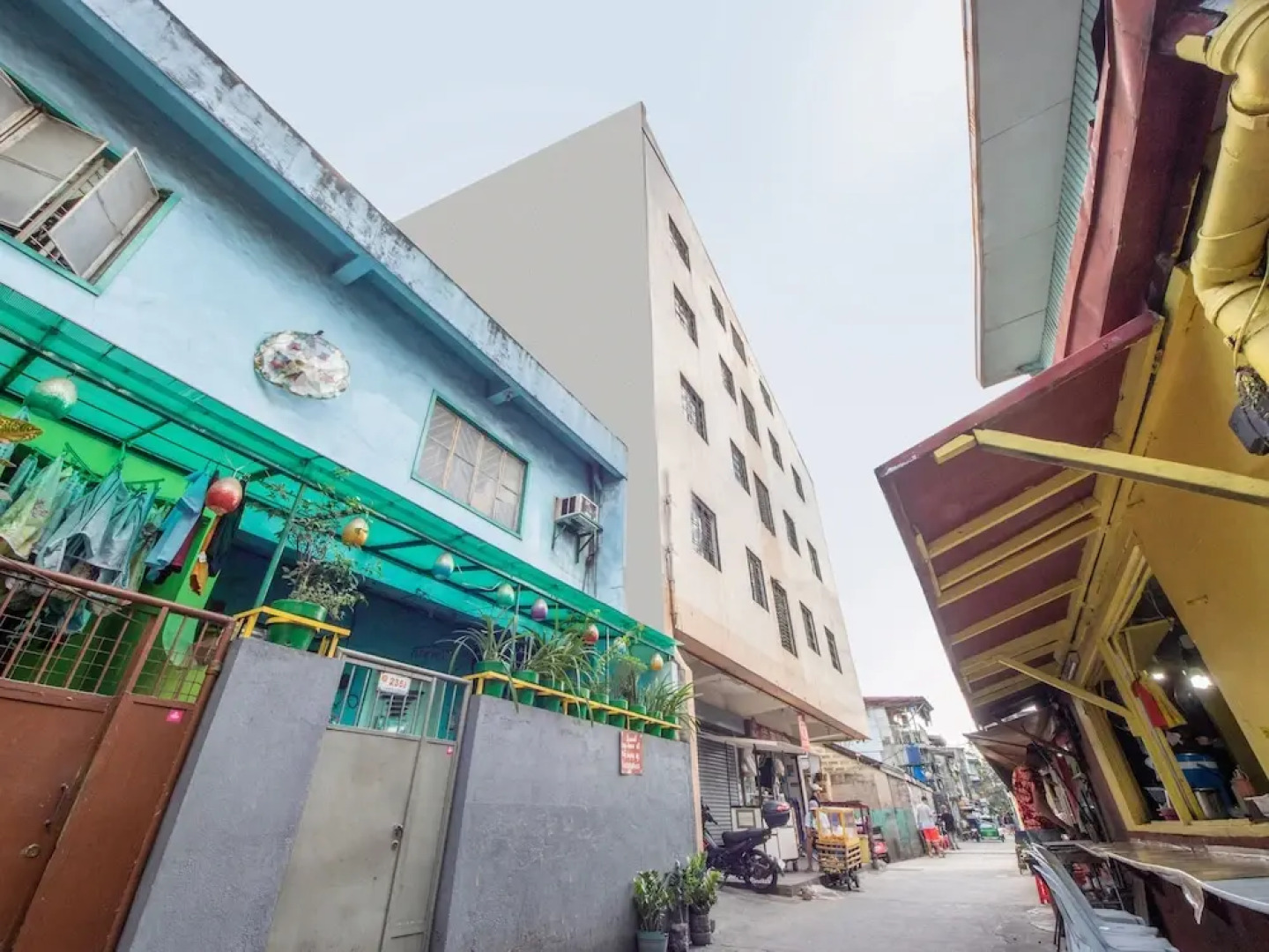 OYO 578 Red Velvet Suites Vaccinated Staff