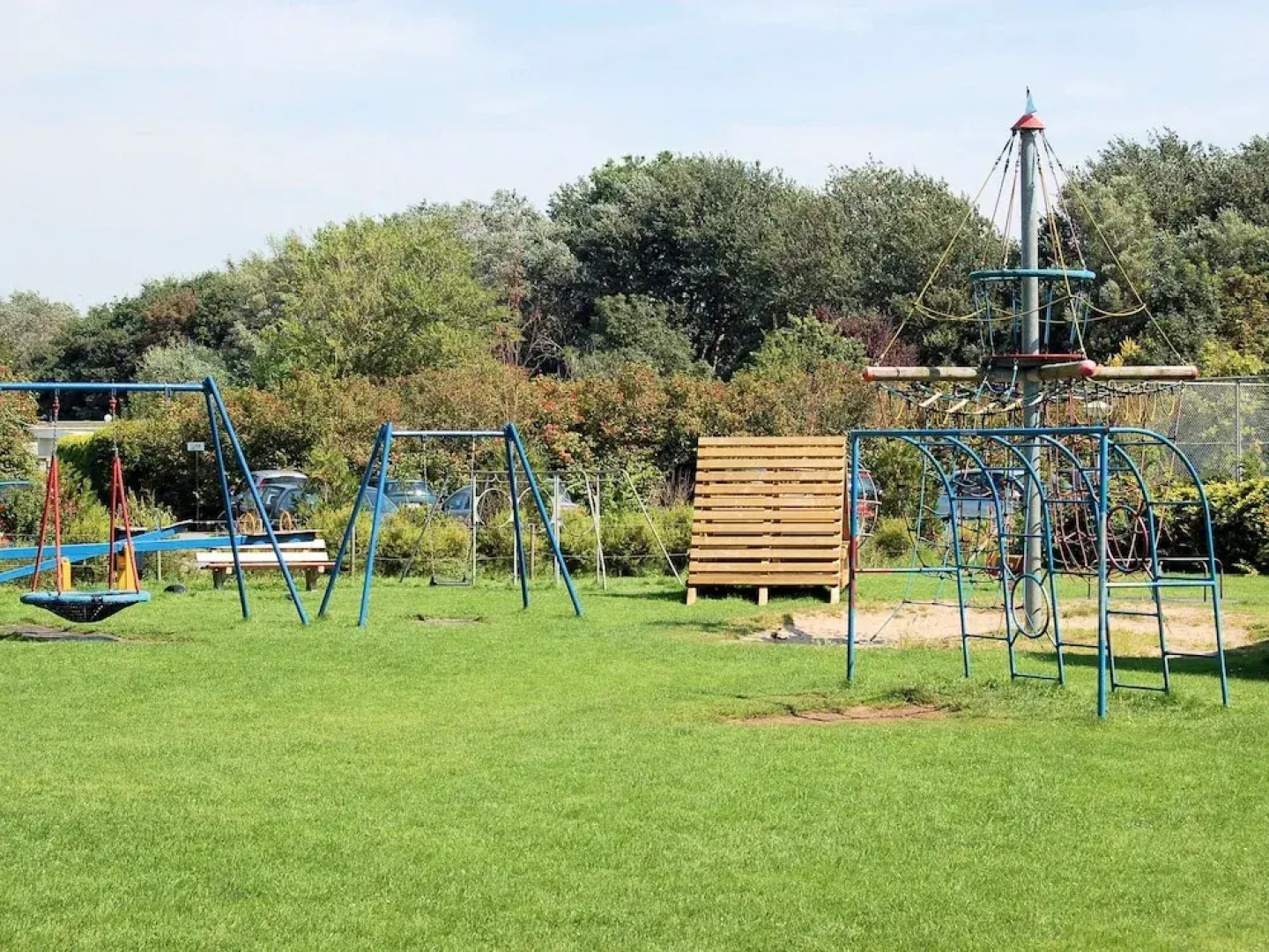 Simple and Laid-back Bungalow on the Edge of Cozy and Child-friendly Park