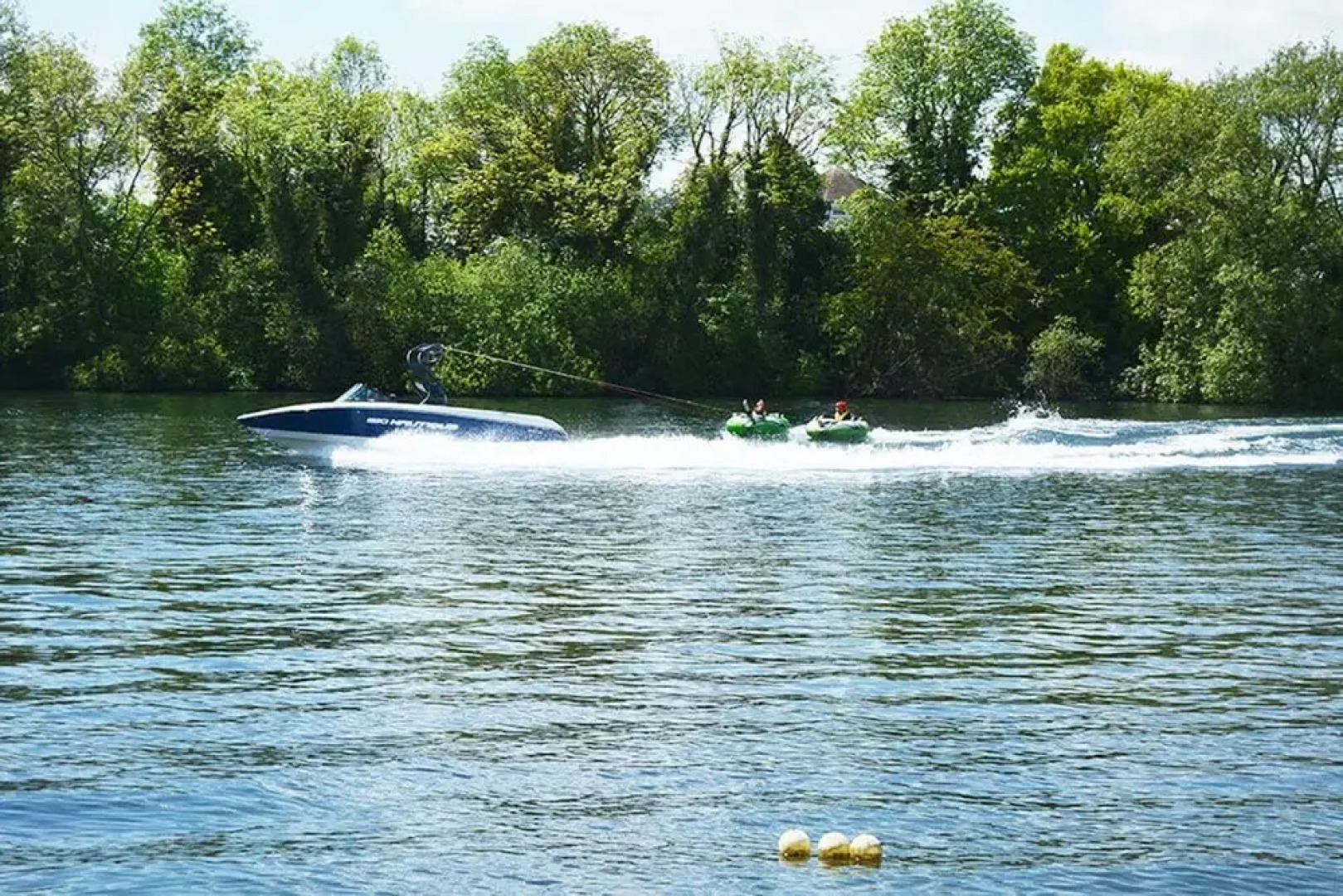 Pet-friendly lakeside house on Spring Lake in the Cotswold Water Park