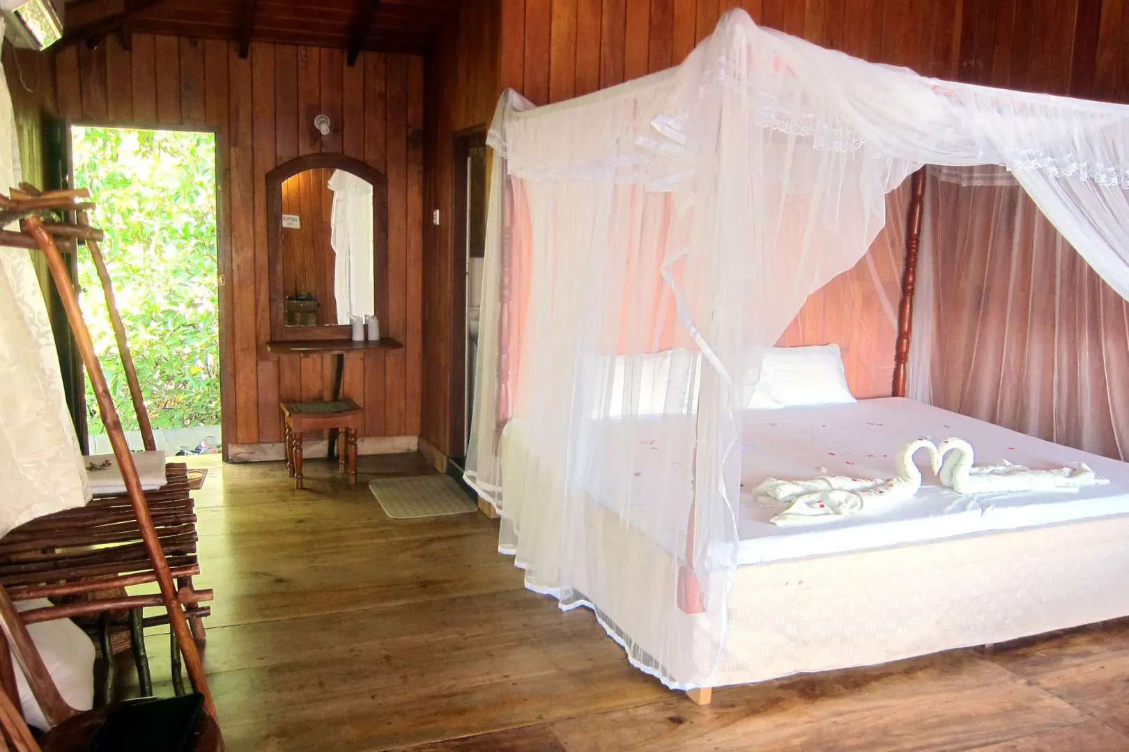 Shiny Lakeside Resort