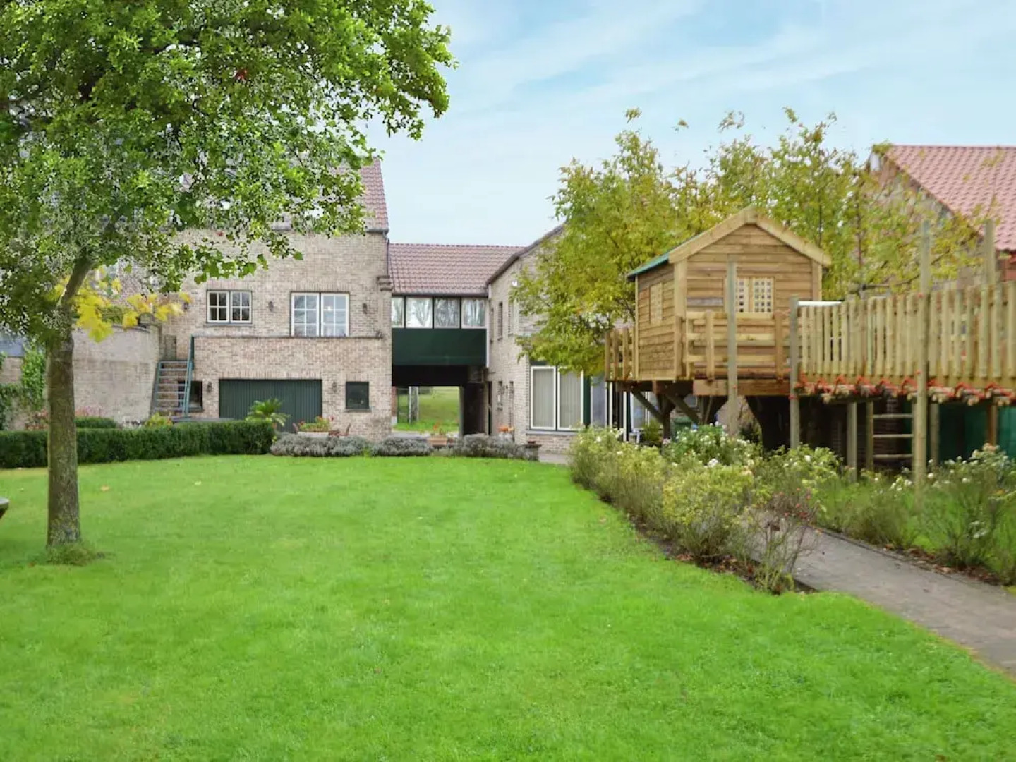 Holiday House with Jacuzzi, Spacious Garden, Beautiful Views And a Playground