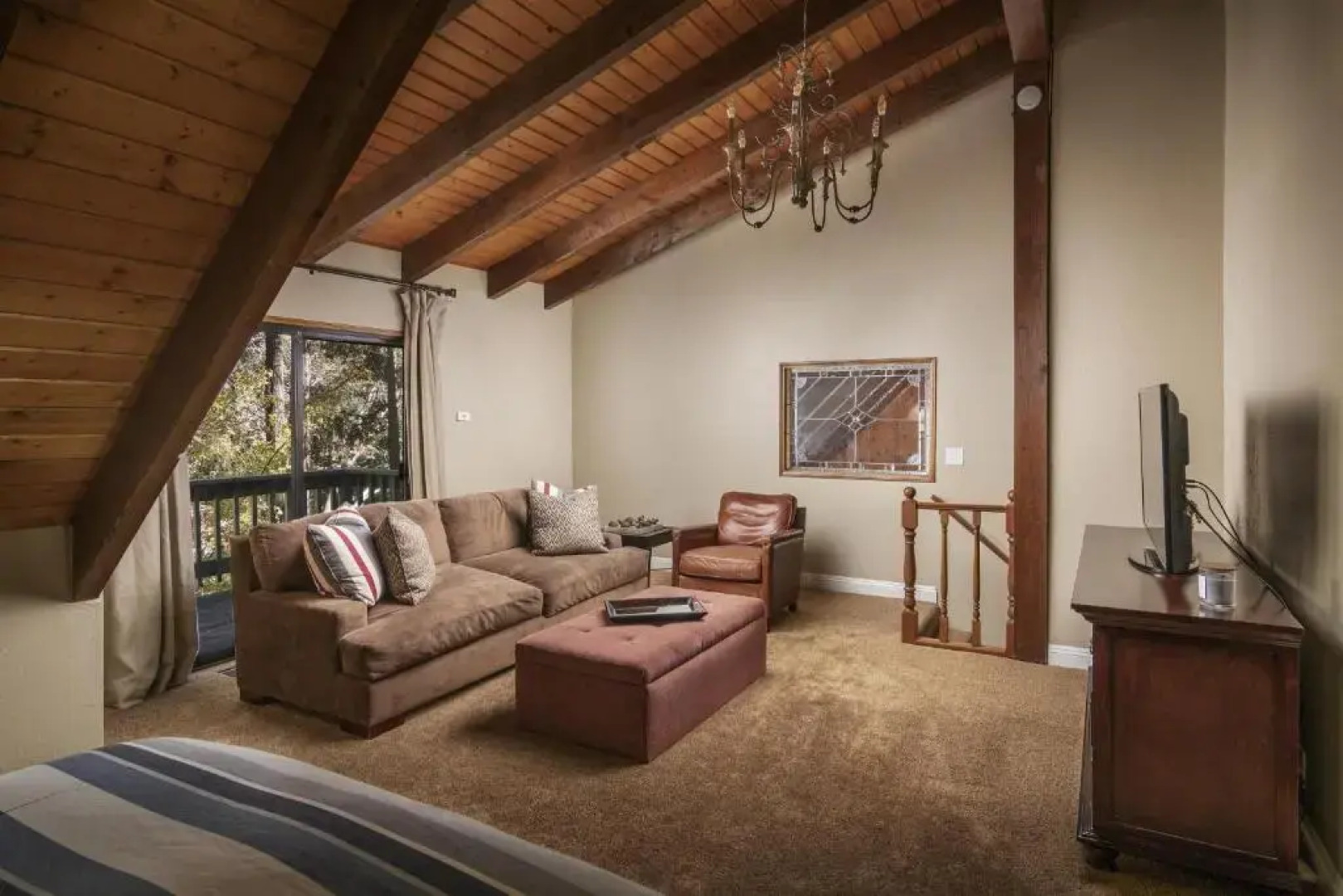 Treetop Cabin, Modern Luxe, 1700 sqft, Deck, View, Dogs, In Village, AC