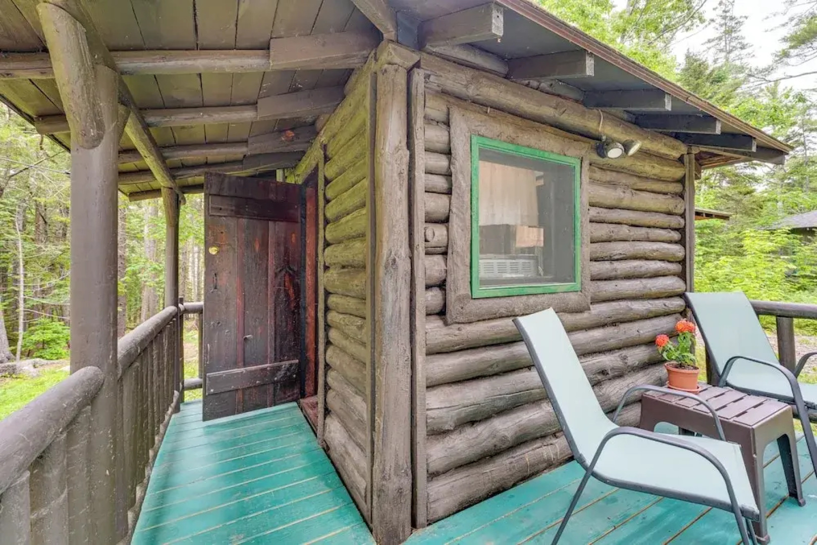 Walk to Barrett's Park: Wooded Cabin w/ Grill!