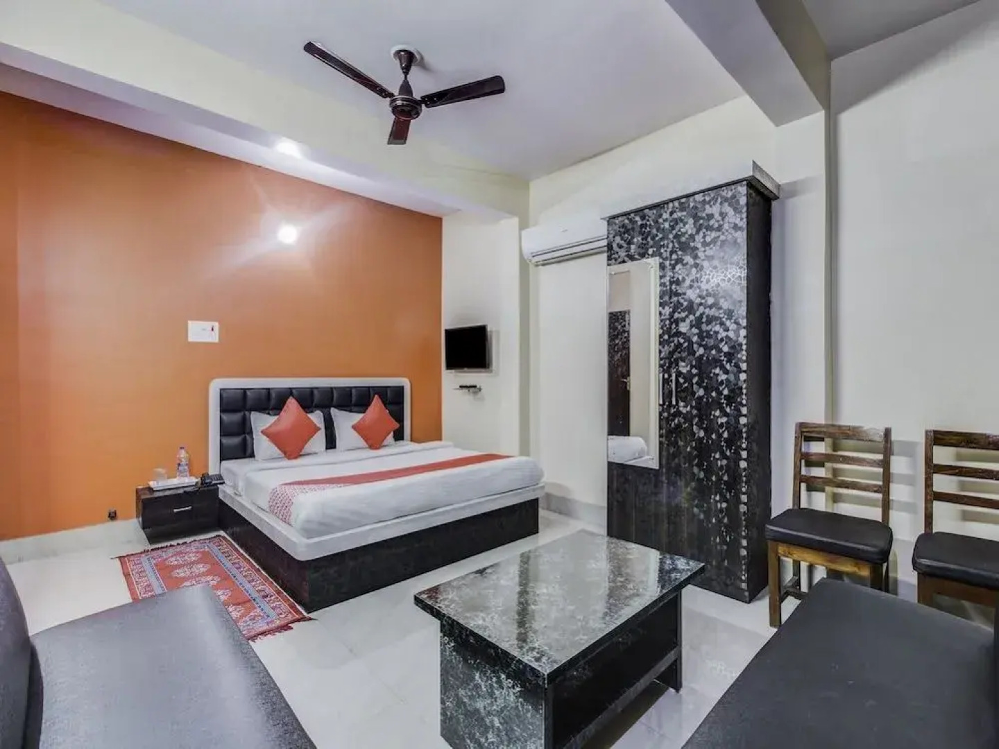 OYO 27698 Hotel Navneet Residency