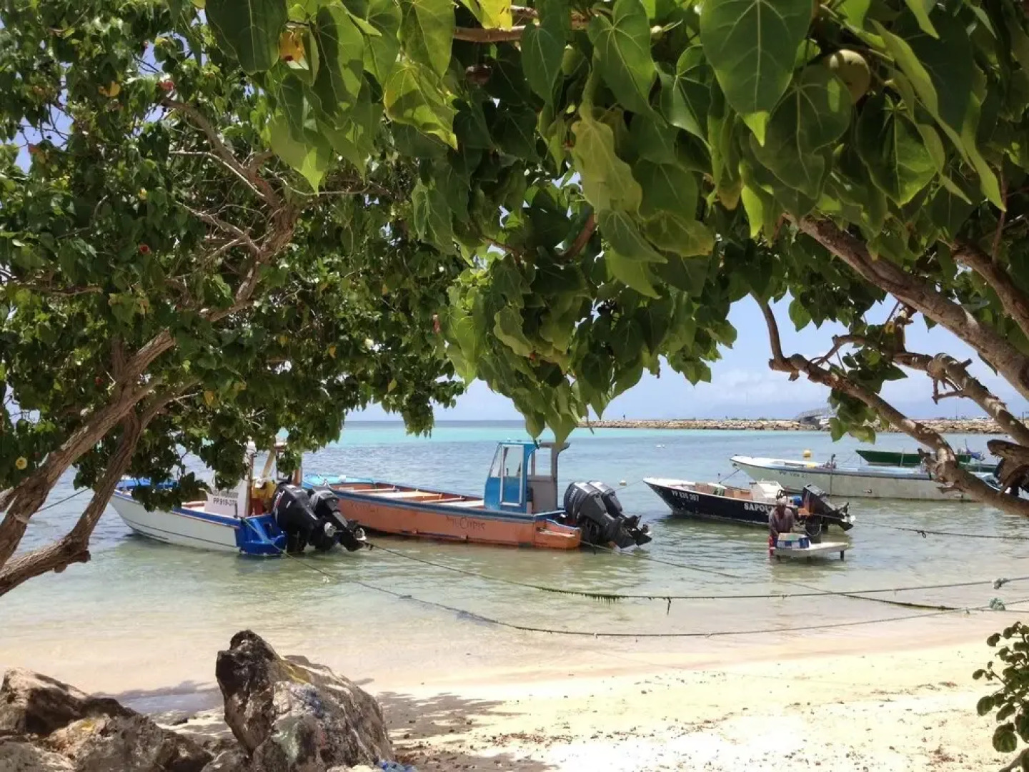 Ti. Maanga vue mer et pieds dans l'eau