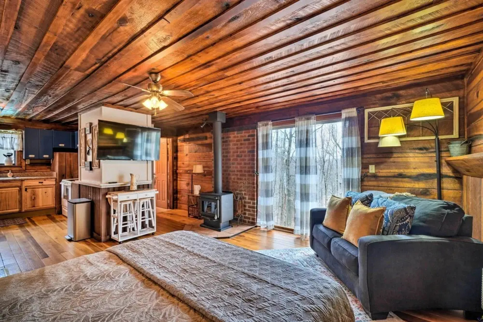 Cozy Tennessee Cabin Rental - 1 Mi to Lake