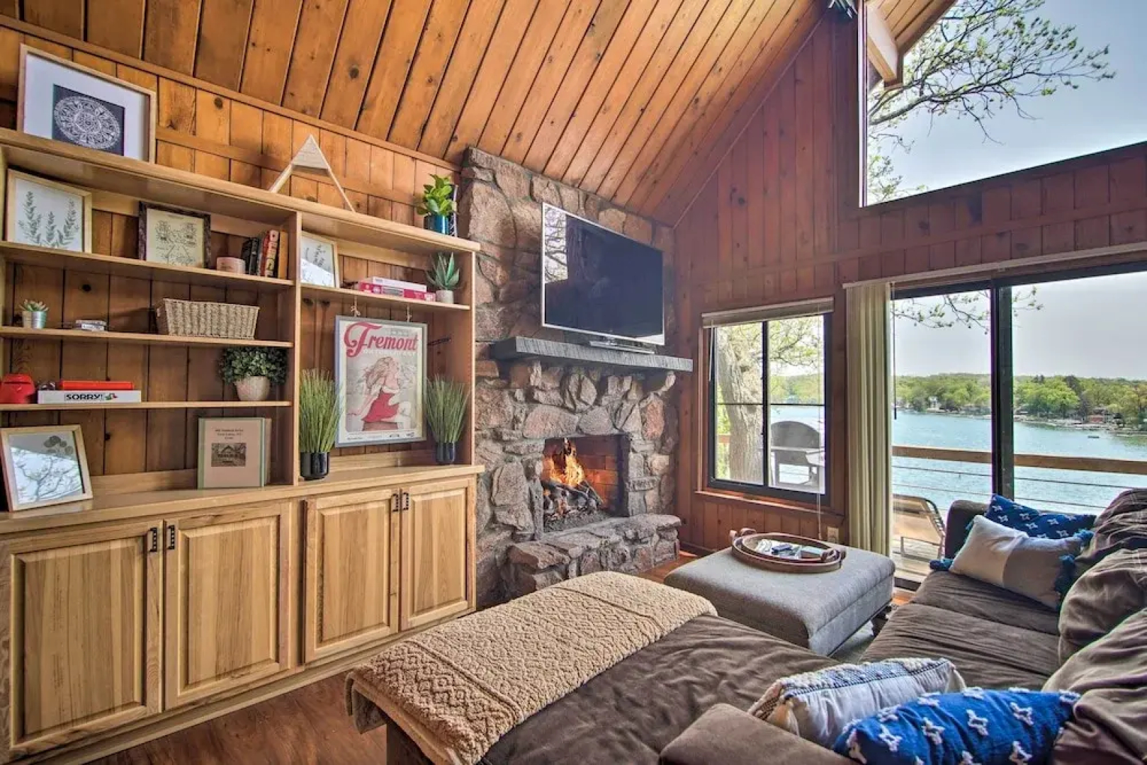 Serene Lakefront Escape: Boat Dock & Grill!