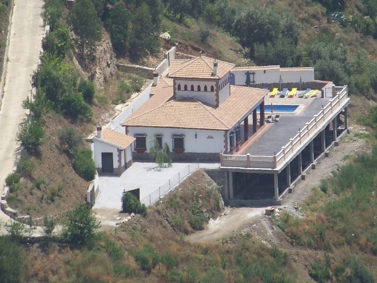 Spacious Villa in Sayalonga with Jacuzzi