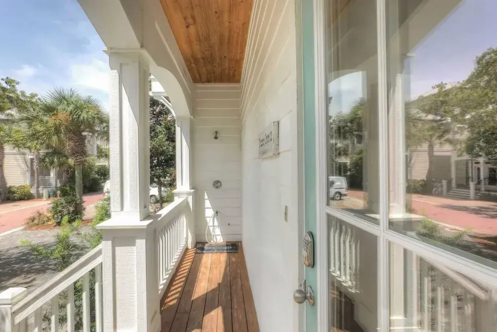 Dunn Inn 2 by Avantstay Walk to Beach, Pool Access, Sleeps 17!