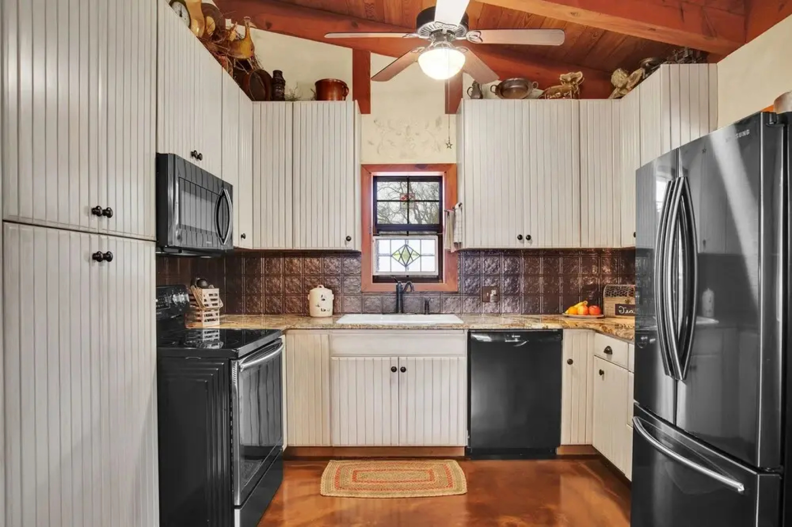 Luxury&location! 1 Blk to Main St W/hottub&firepit