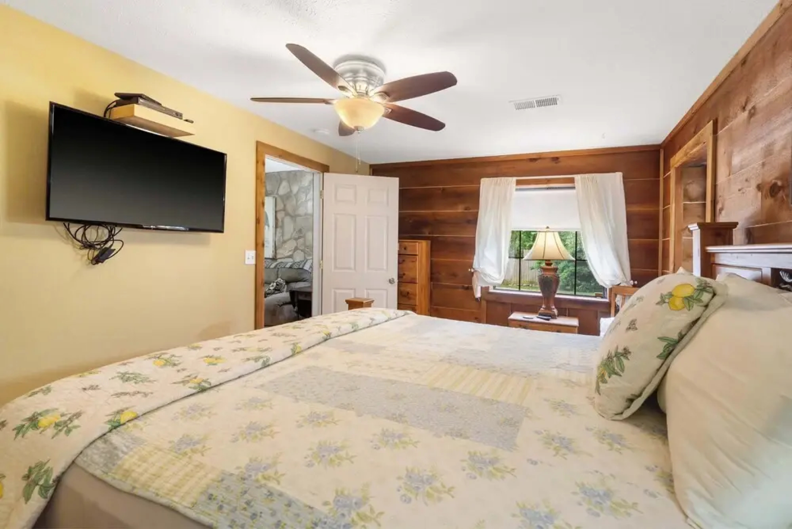 The Cozy Cottage Getaway - Private Pool & Hot Tub