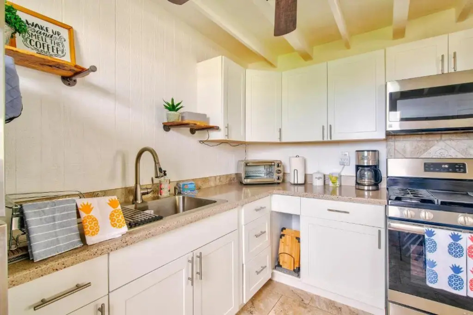 NEW - Pineapple Loft - Entire House Downtown Hilo with AC