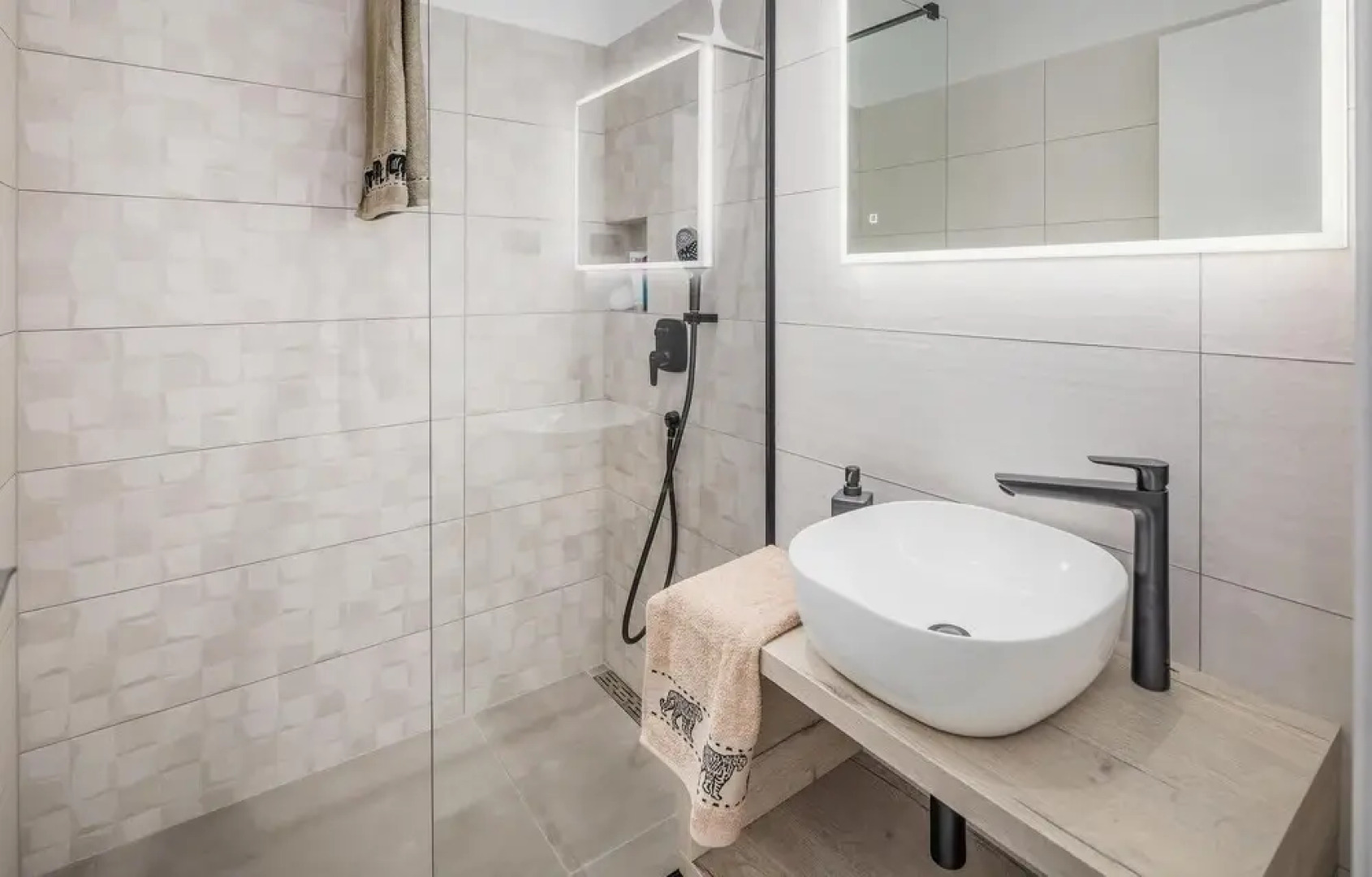 Beautiful Home in Rebici with Hot Tub, Sauna & 4 Bedrooms