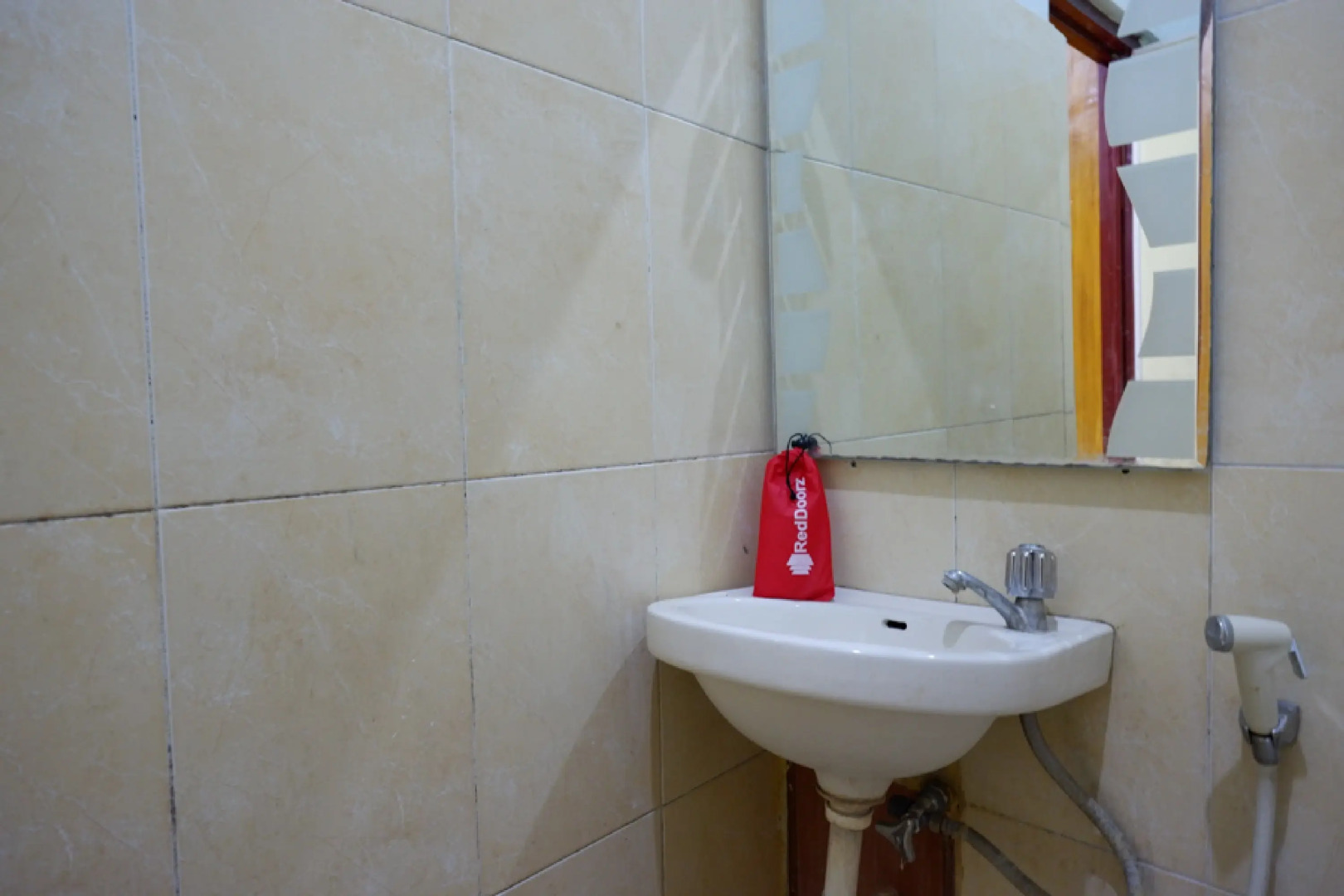 RedDoorz @ Hotel Bravo Pantai Kamali Bau Bau