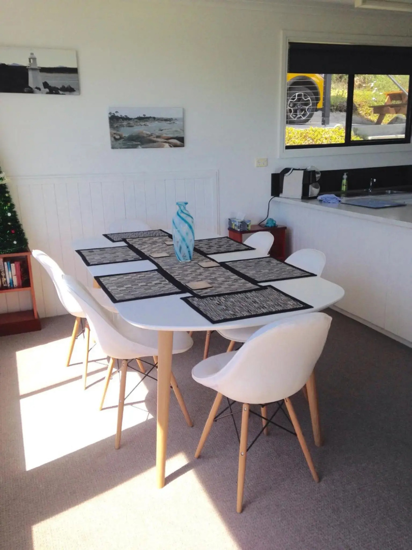 KINGFISHER COTTAGE Beachfront at the Binalong Bay