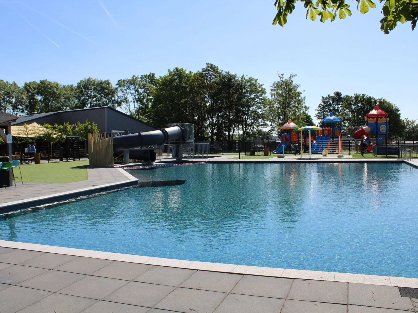 Wellness chalet with a sauna, in a holiday park directly on a recreational lake