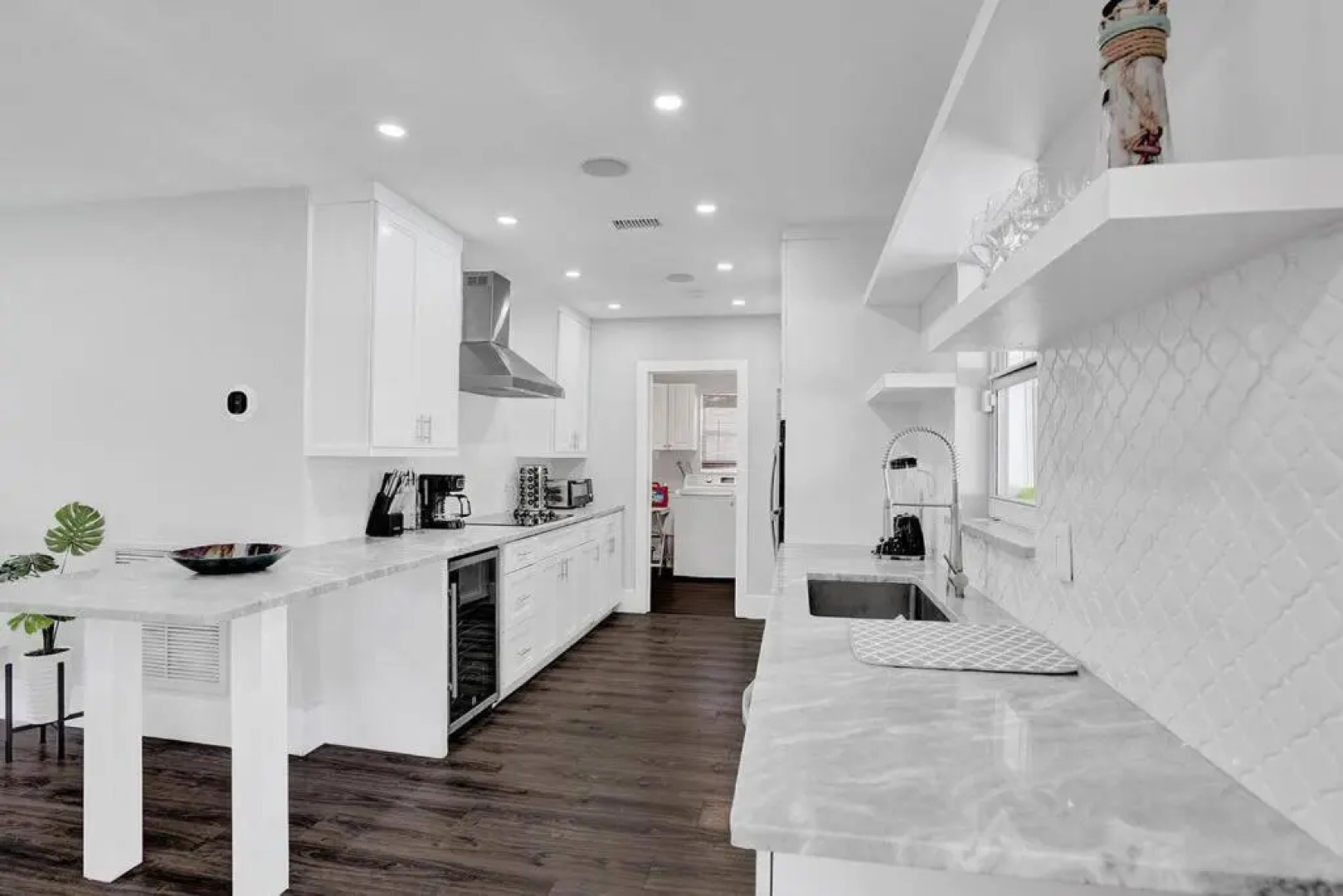 Stunning 4 Bedrm New Pool+Jacuzzi 1 Mile to Beach