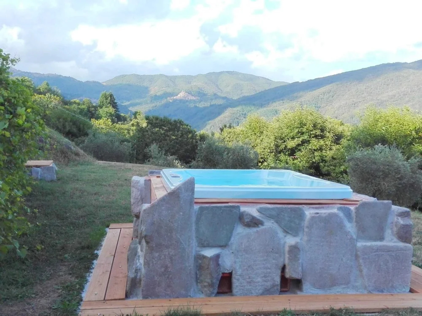 Vintage Cottage in Pescia with Hot Tub