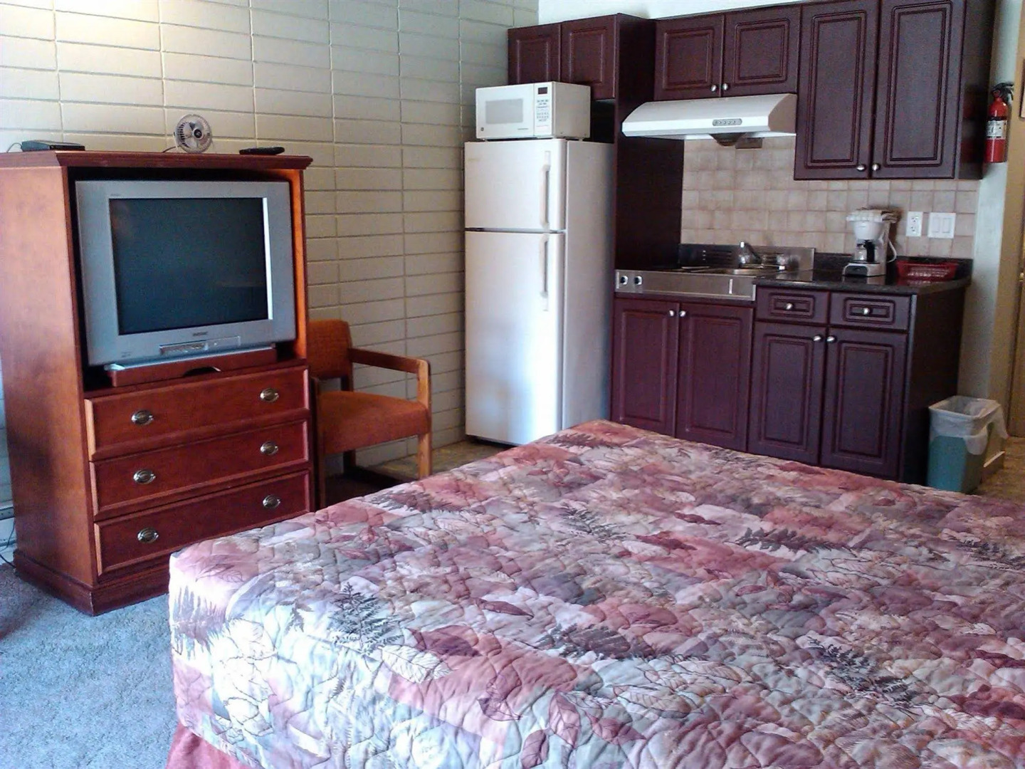 August Jack Motor Inn