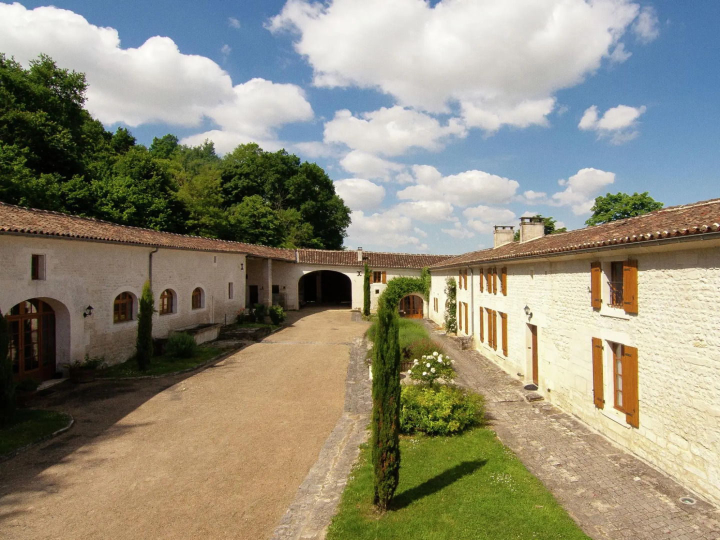 Luxorious Mansion in Saint-Preuil with Sauna
