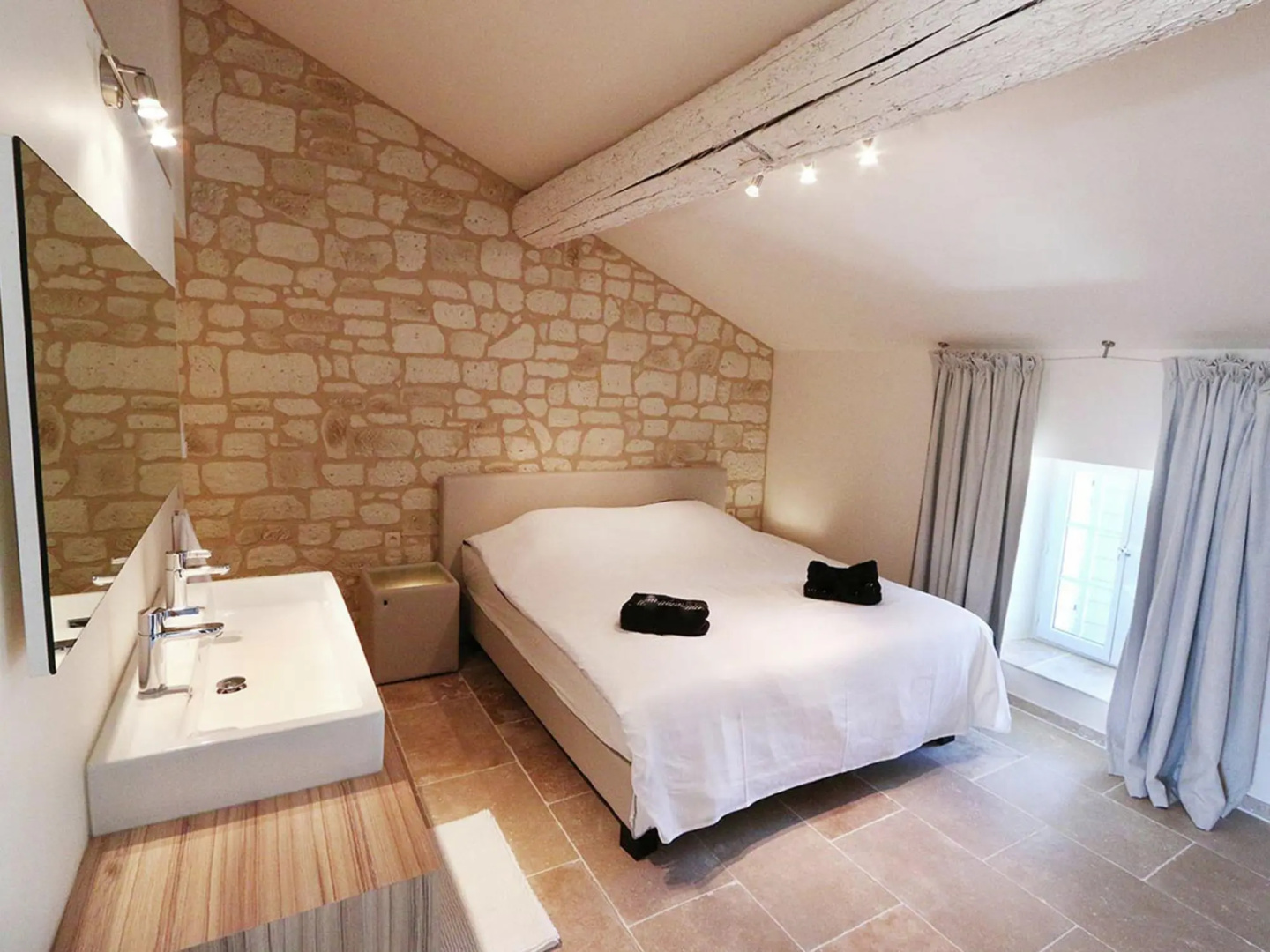 Alluring Apartment in Villesèque with Jacuzzi