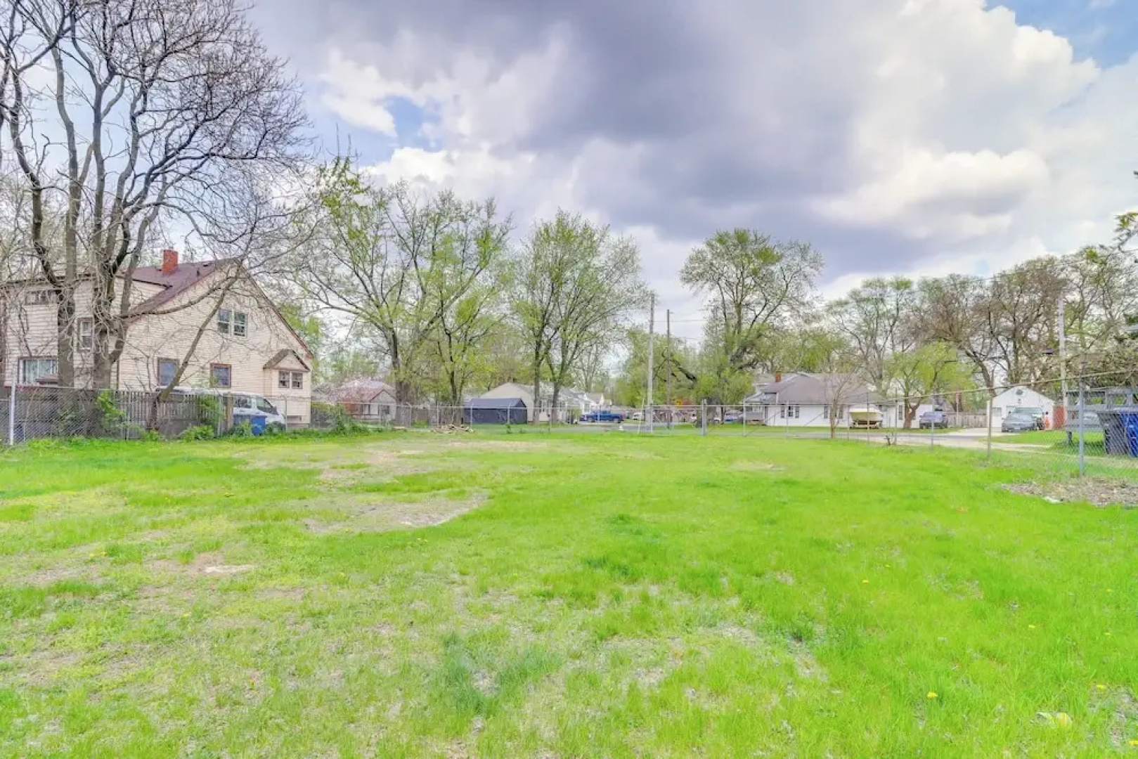 7 Mi to Downtown Toledo: Cozy Apartment