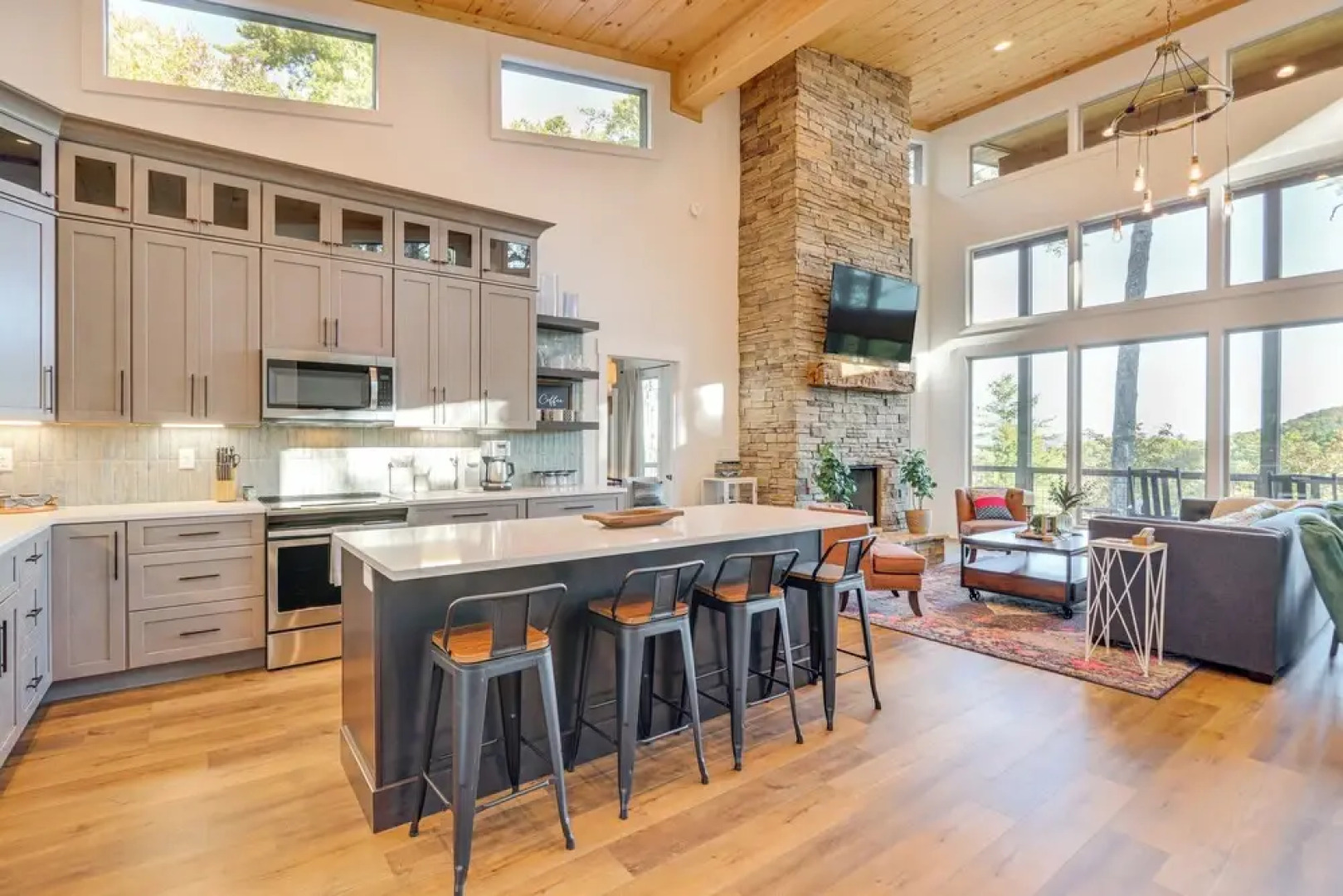 Modern Mtn Cabin w/ Deck & Views in Blue Ridge!