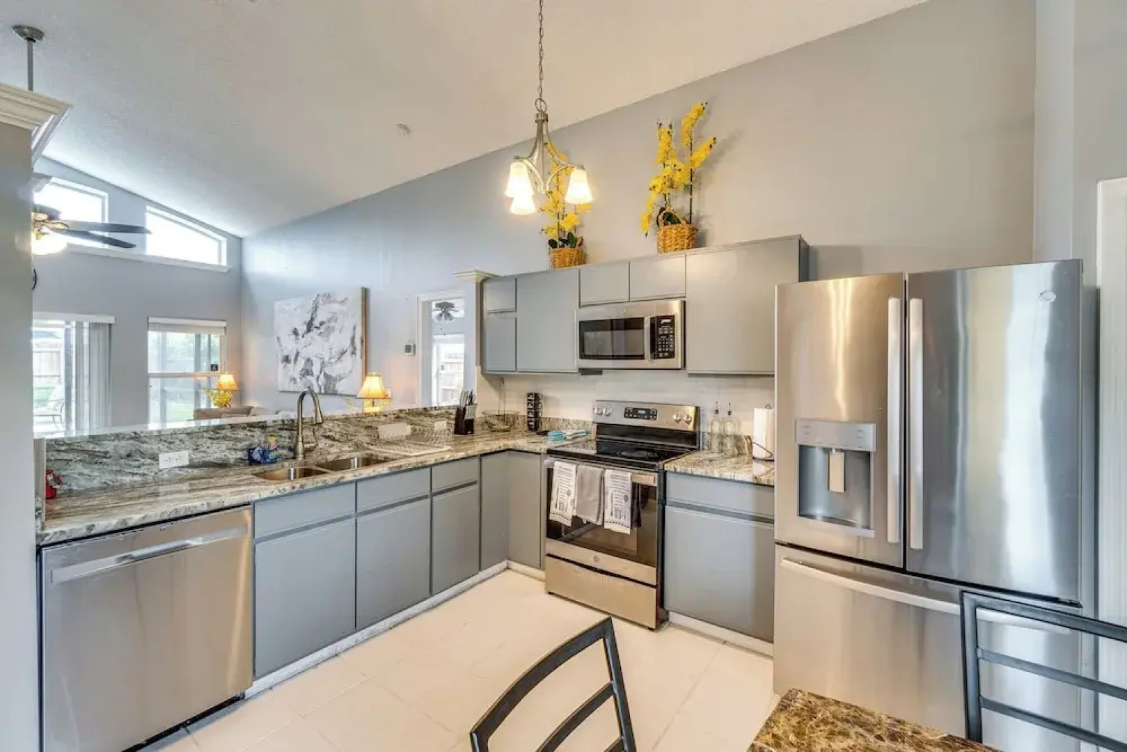 Lovely Florida Retreat w/ Lanai: 5 Mi to Riverwalk