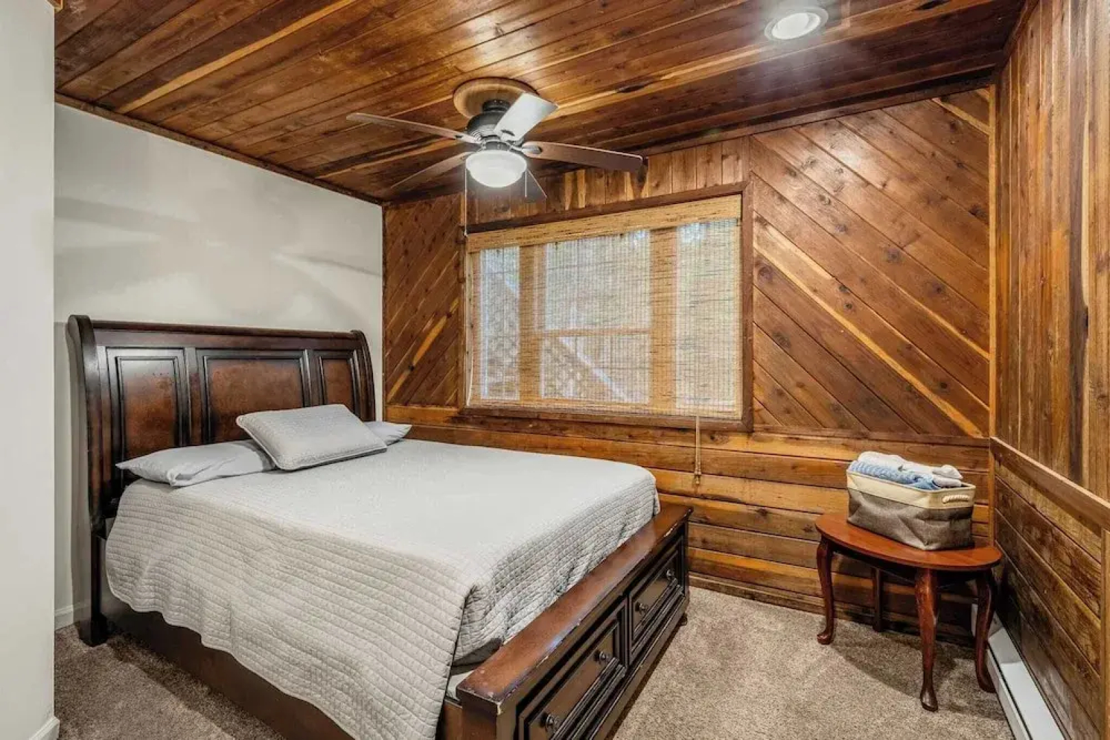 Sky View Chalet by Avantstay Stunning Interior, Spacious Deck, Hot Tub, & View