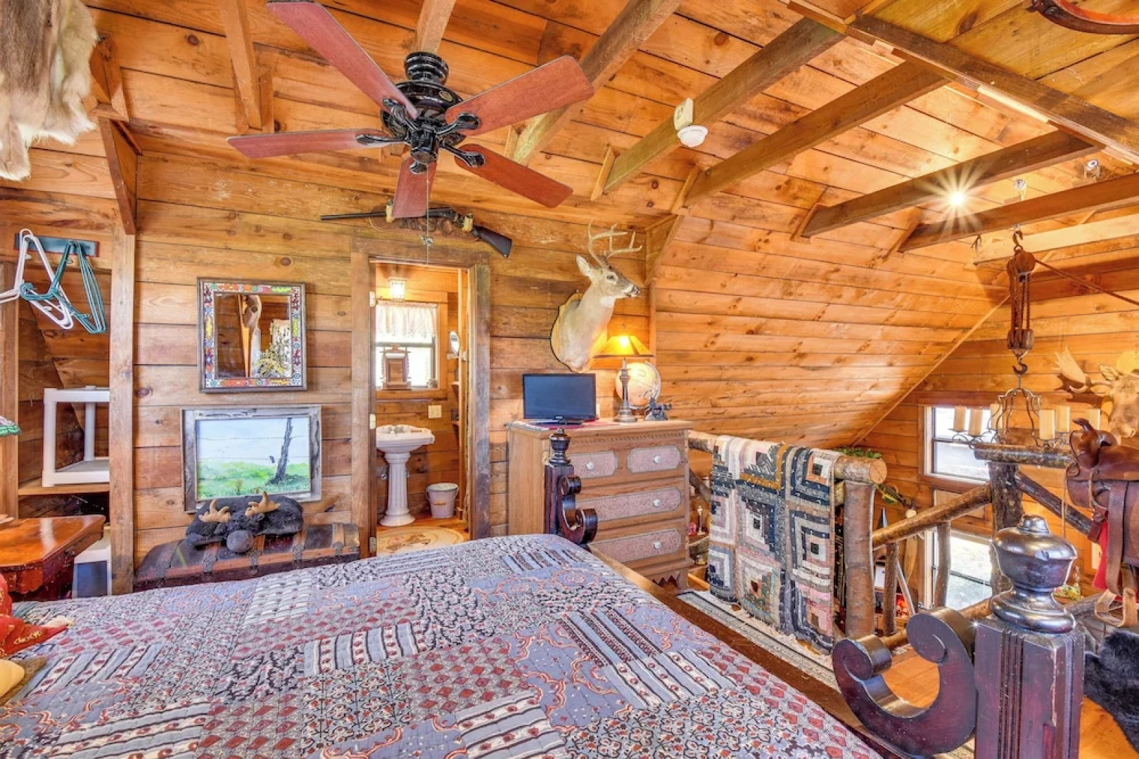 Rustic Cabin w/ Porches: 8 Mi to Tallulah Gorge!