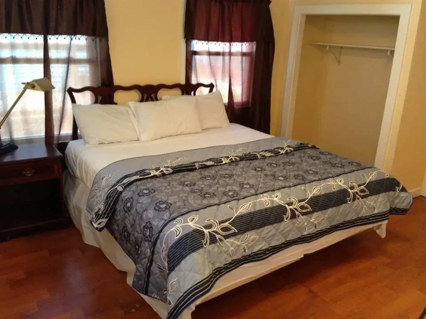 Crest Inn Suites & Cottages