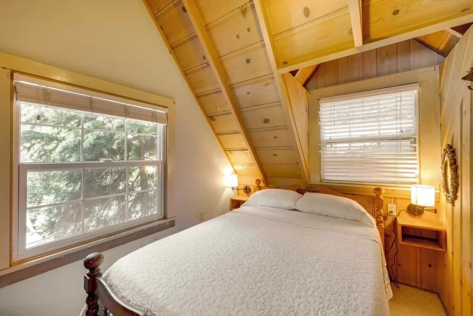 Vintage 'snow White' Cottage ~ 2 Miles to Village!